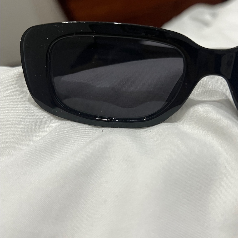Black slim Rectangular Sunglasses - Picture 3 of 4